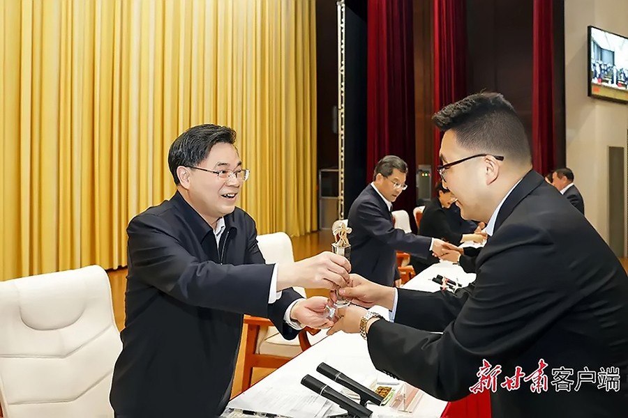 2-2023年5月，省委書記、省人大常委會主任胡昌升為金徽礦業旅游景區授“全省文化旅游發展突出貢獻集體獎”。.jpg