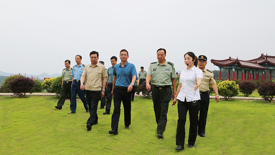 17-2020年7月，省委常委、省軍區司令員王文清蒞臨金徽股份調研企業編兵和綠色礦山建設工作是表示：金徽股份將民兵作為企業應急救援力量的一員，充分發揮了民兵作用，立起了在企業編兵的標桿。.jpg