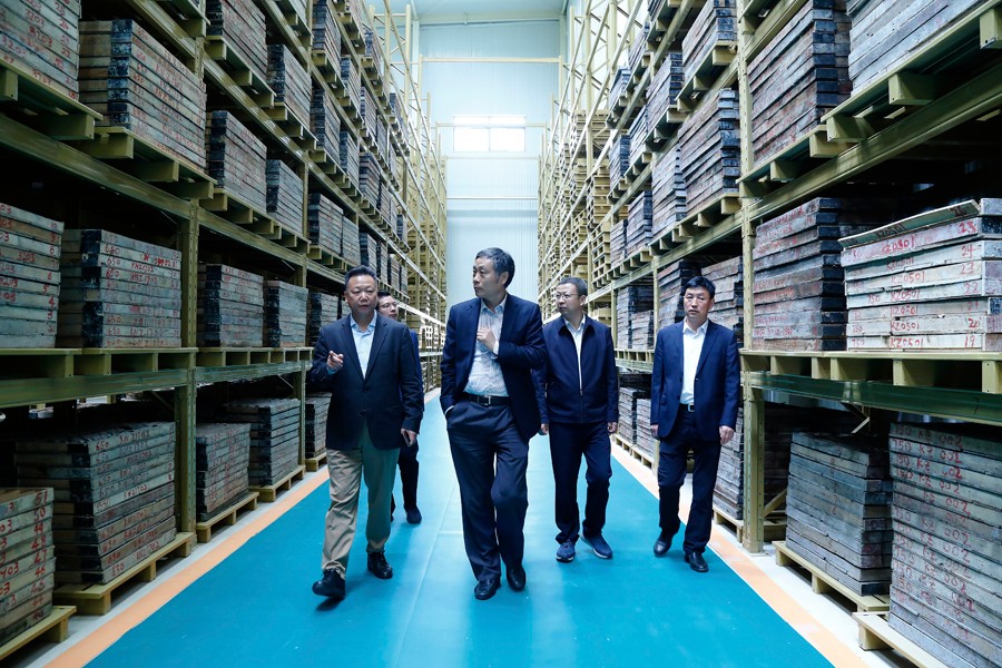 55-2019年4月，全國綠色礦山建設標準解讀與經驗交流研討會——綠色礦業發展萬里行（隴南站）活動在金徽股份舉辦。中國礦業聯合會黨委書記、會長彭齊鳴出席主持會議，并就金徽股份的綠色礦山建設情況進行調研。.jpg
